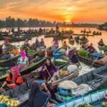 pasar-terapung-kalimantan-pdc Pasar Terapung Lok Baintan adalah salah satu ikon budaya Kalimantan Selatan yang masih bertahan hingga kini. Berlokasi di Kecamatan Sungai Tabuk, Kabupaten Banjar