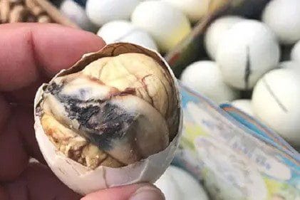 Balut (Filipina) – Telur Bebek dengan Embrio Setengah Jadi.