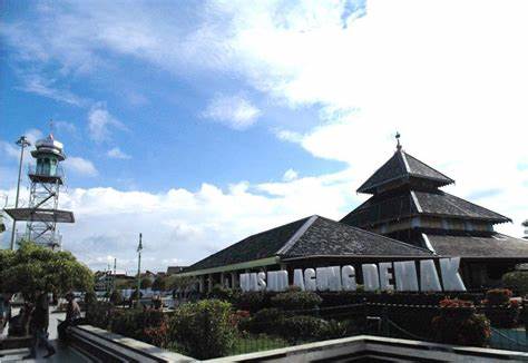masjid-agung-demak1 Keindahan Arsitektur Masjid Agung Demak: Mengintip keanggunan arsitektur tradisional Jawa yang terjaga di Masjid Agung Demak, warisan sejarah Islam di Nusantara.